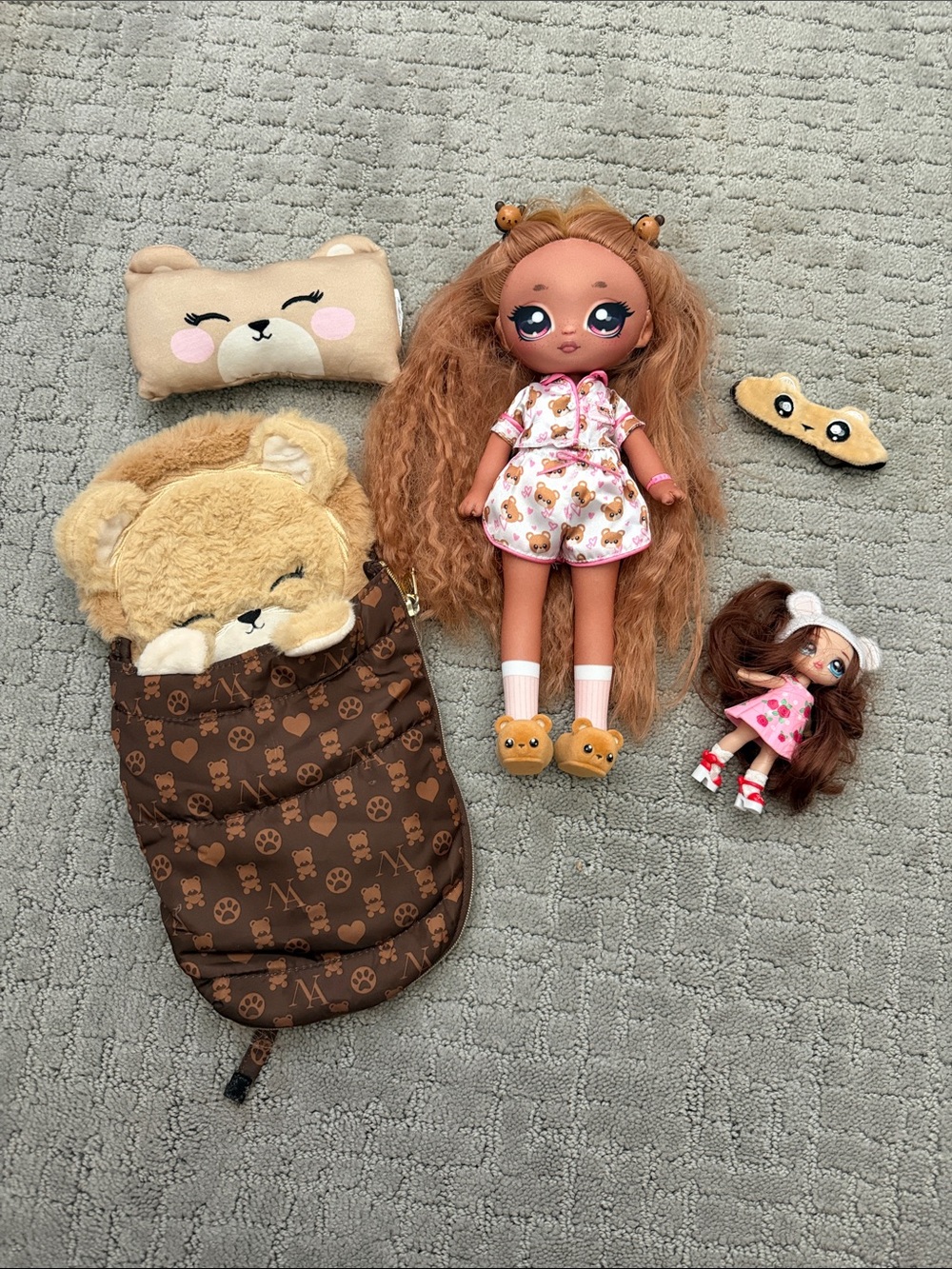 Na! na! Na! Surprise Doll- sleepover set.